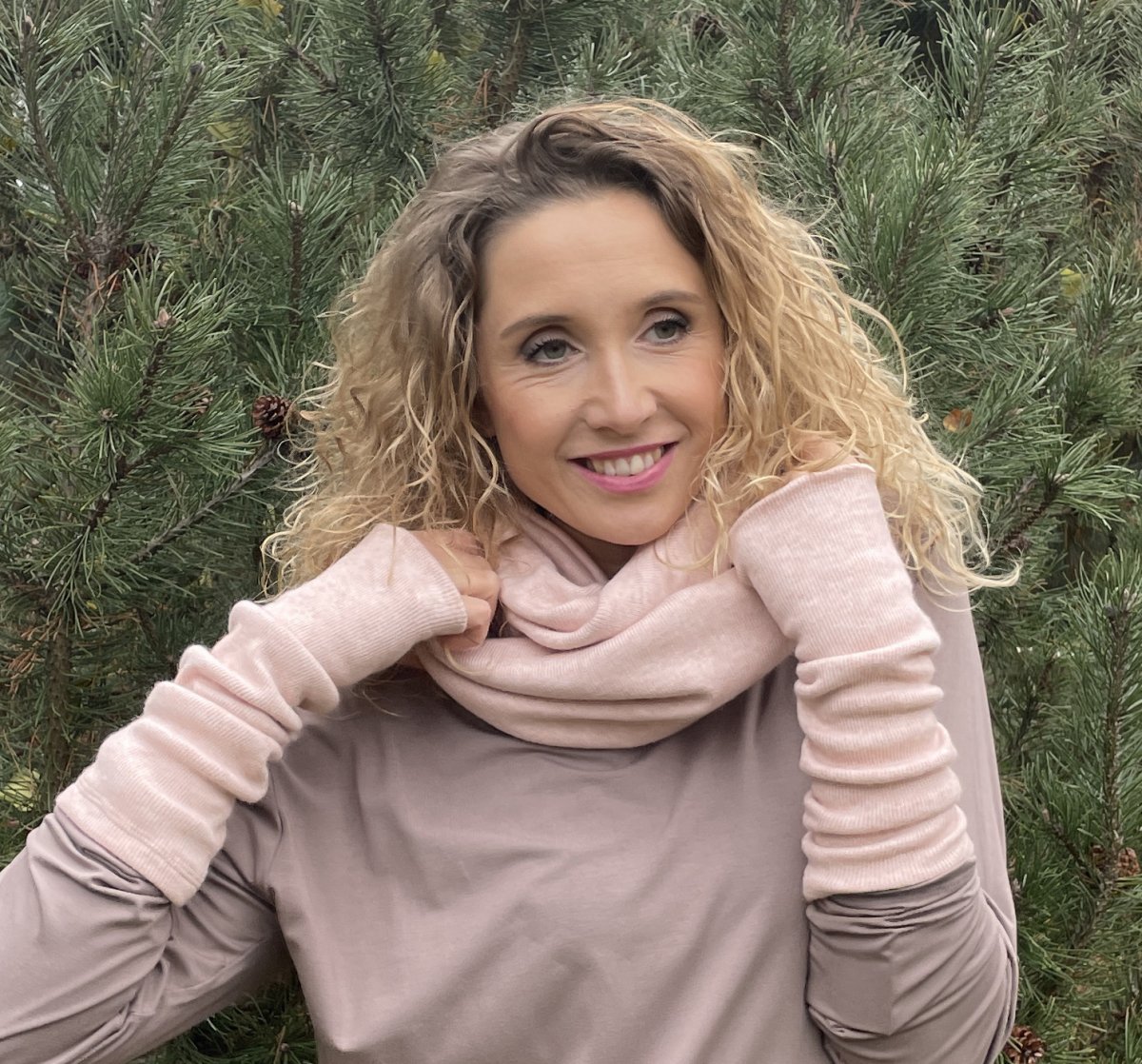 Sada nákrčník s nátepníky - jemná meruňková