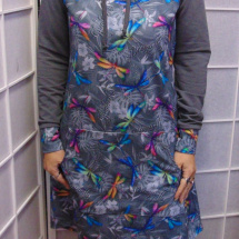 Mikinové šaty s kapucí - barevné vážky na šedé S - XXXL