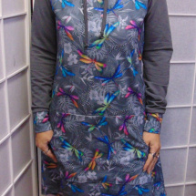 Mikinové šaty s kapucí - barevné vážky na šedé S - XXXL