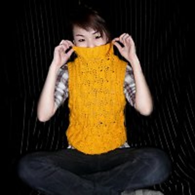 Pletená vesta ze žlutého "těsta"