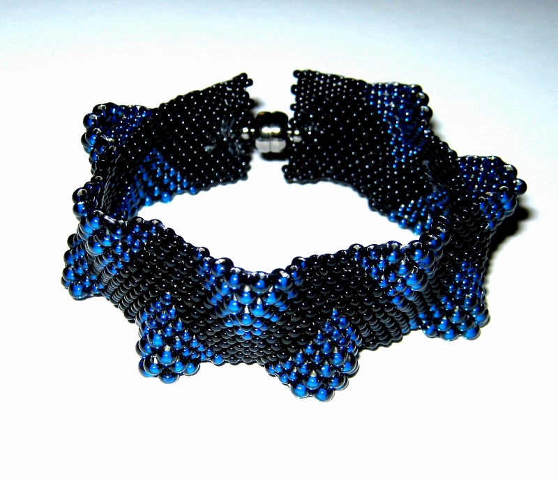 Černomodrý náramek.