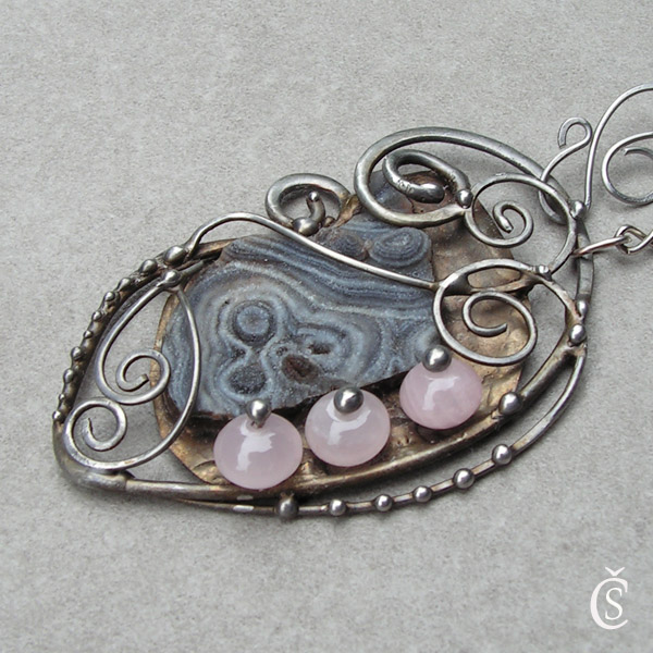 Trio plus - Růženín, Chalcedon růže