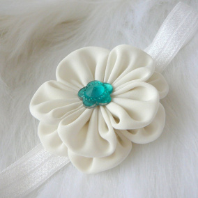 Čelenka s květinou.