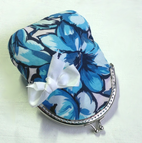 Modré květinové pouzdro s rámečkem