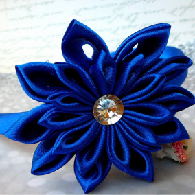 Čelenka s květinou.