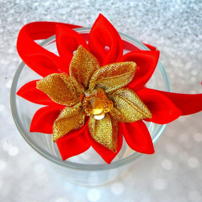 Čelenka s květinou.