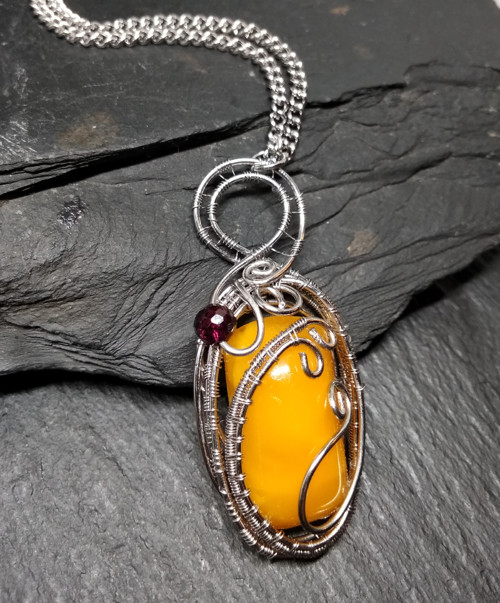 Medailonek z jantaru /květový med/