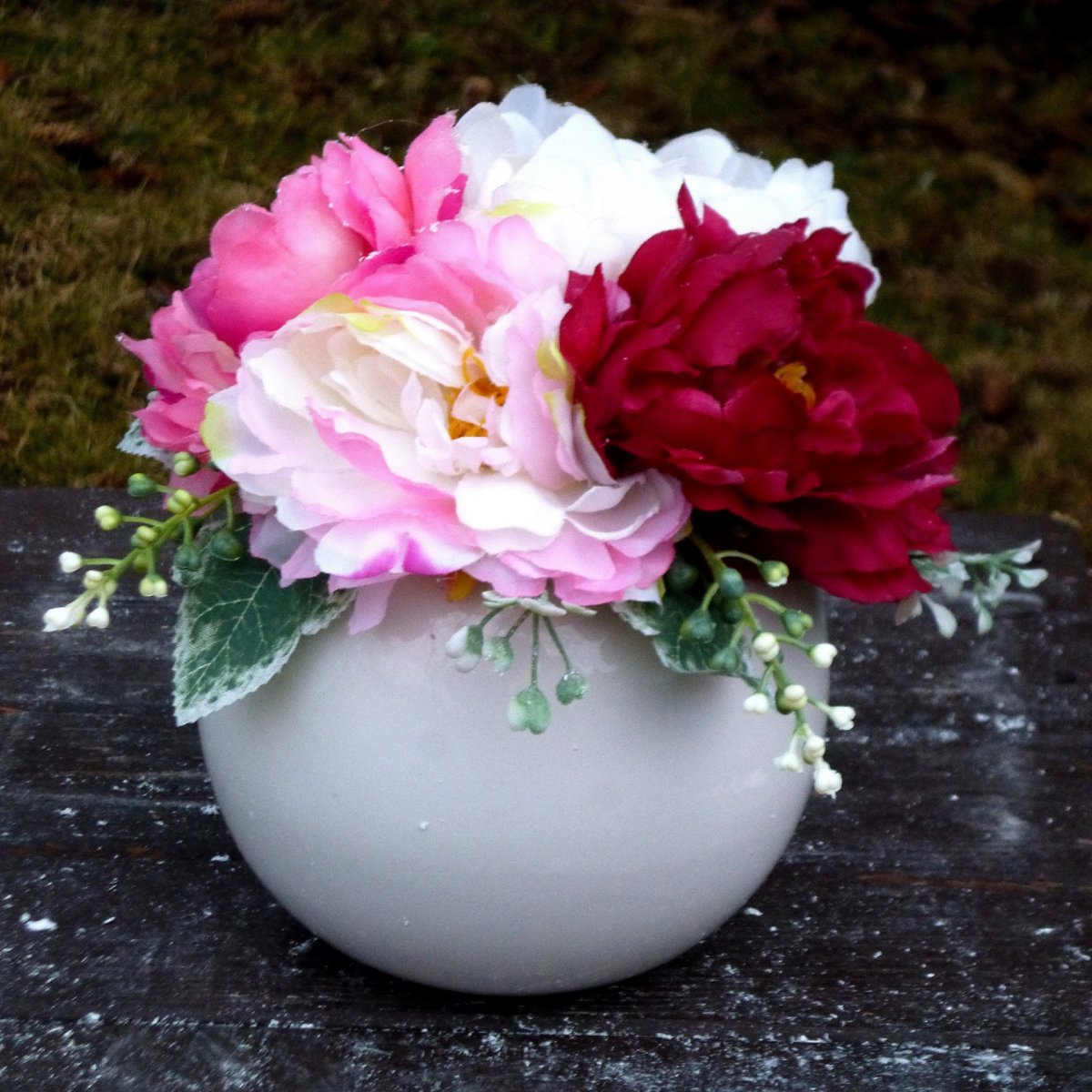 Hedvábné pivoňky v bílé  keramické kouli_ dekorace na stůl