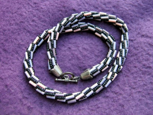 fialovo-černý náhrdelník