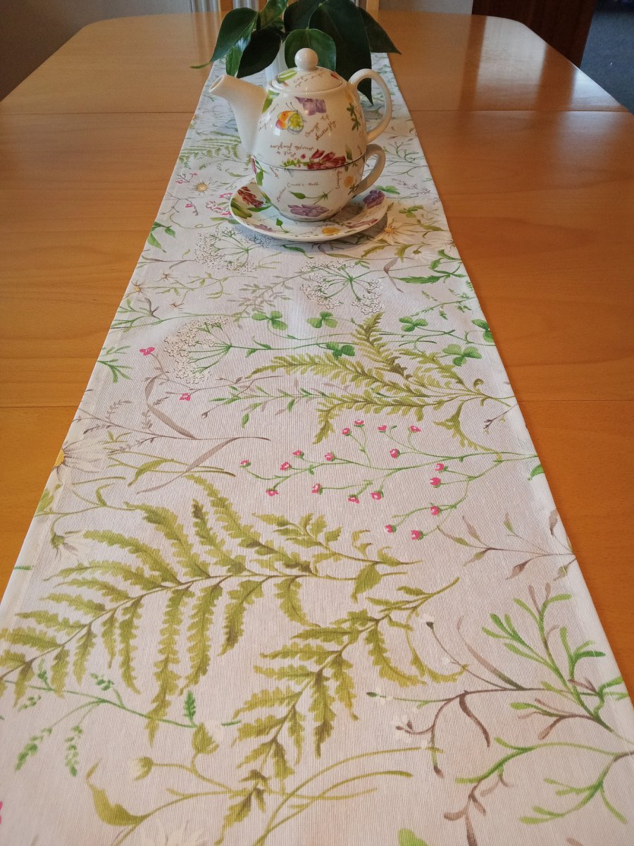 Středový ubrus - běhoun luční trávy