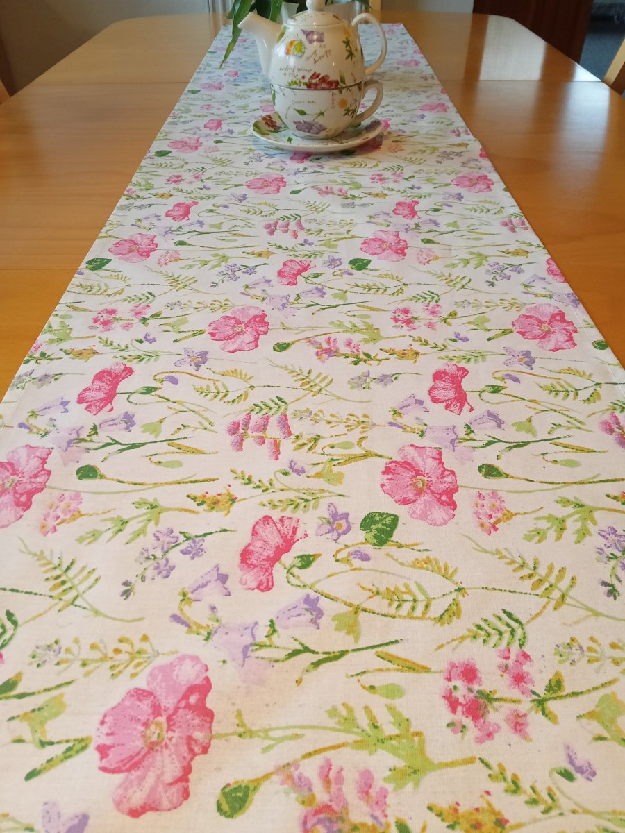 Středový ubrus - běhoun luční kvítky na bílé