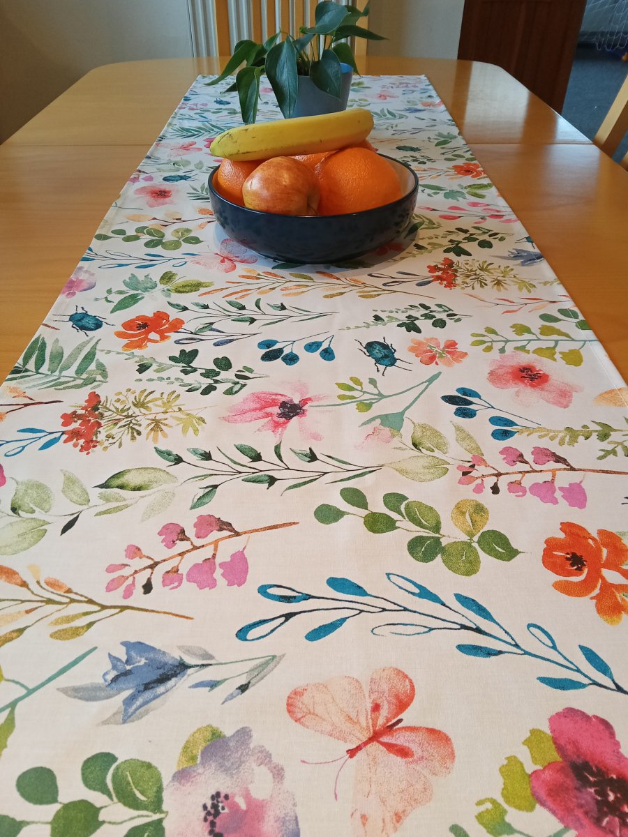 Středový ubrus - běhoun luční květy na bílé