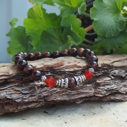 Náramek z býčího oka a karneolu