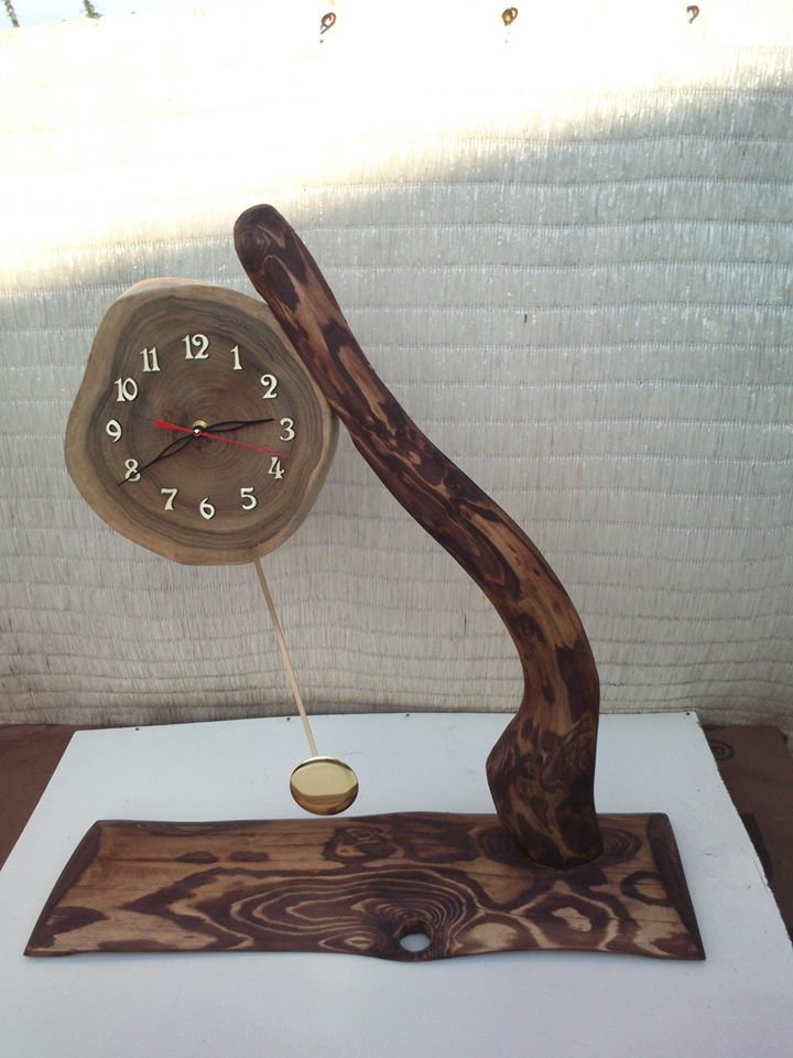 Stolní kyvadlové dřevěné hodiny , ručně vyráběné.