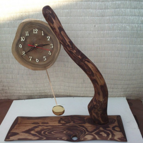 Stolní kyvadlové dřevěné hodiny , ručně vyráběné.