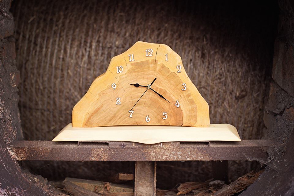 Stolní dřevěné hodiny
