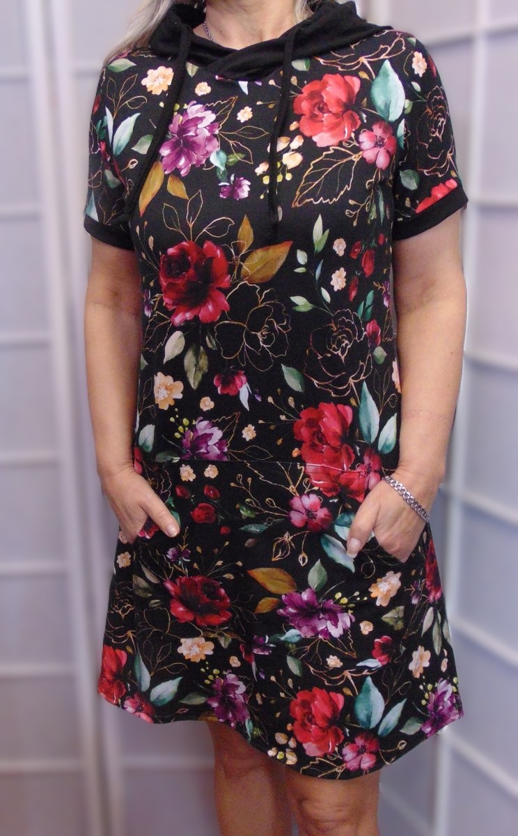 Šaty s kapucí - květy na černé (bavlna)