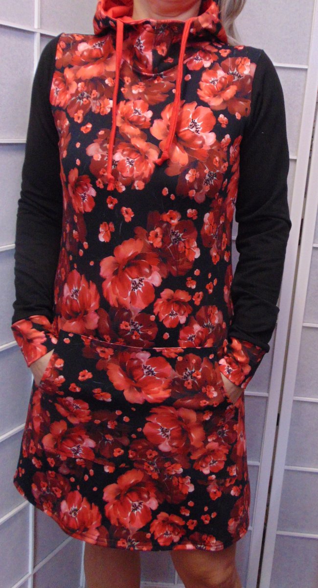 Mikinové šaty s kapucí - máky na černé (teplákovina)