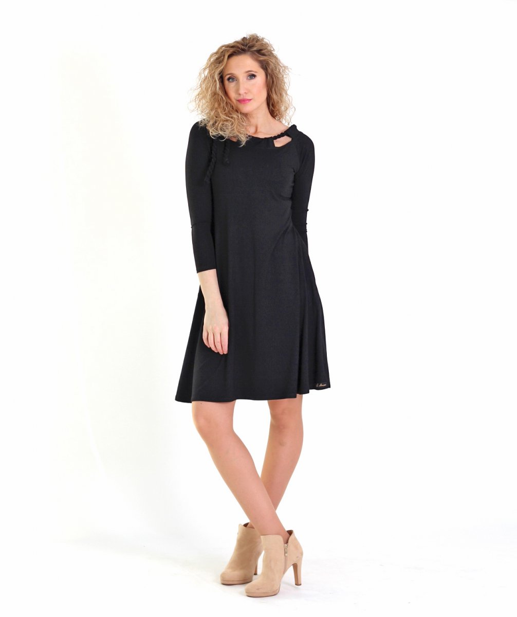 Černé zvonové šaty s vázáním