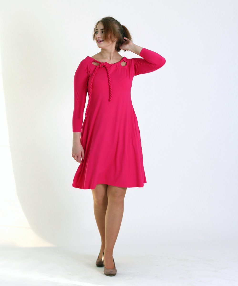 Cyklámenové zvonové šaty s vázáním