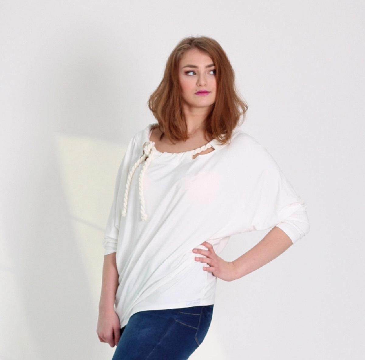 Bílá/smetanová netopýří tunika s vázáním v barvě