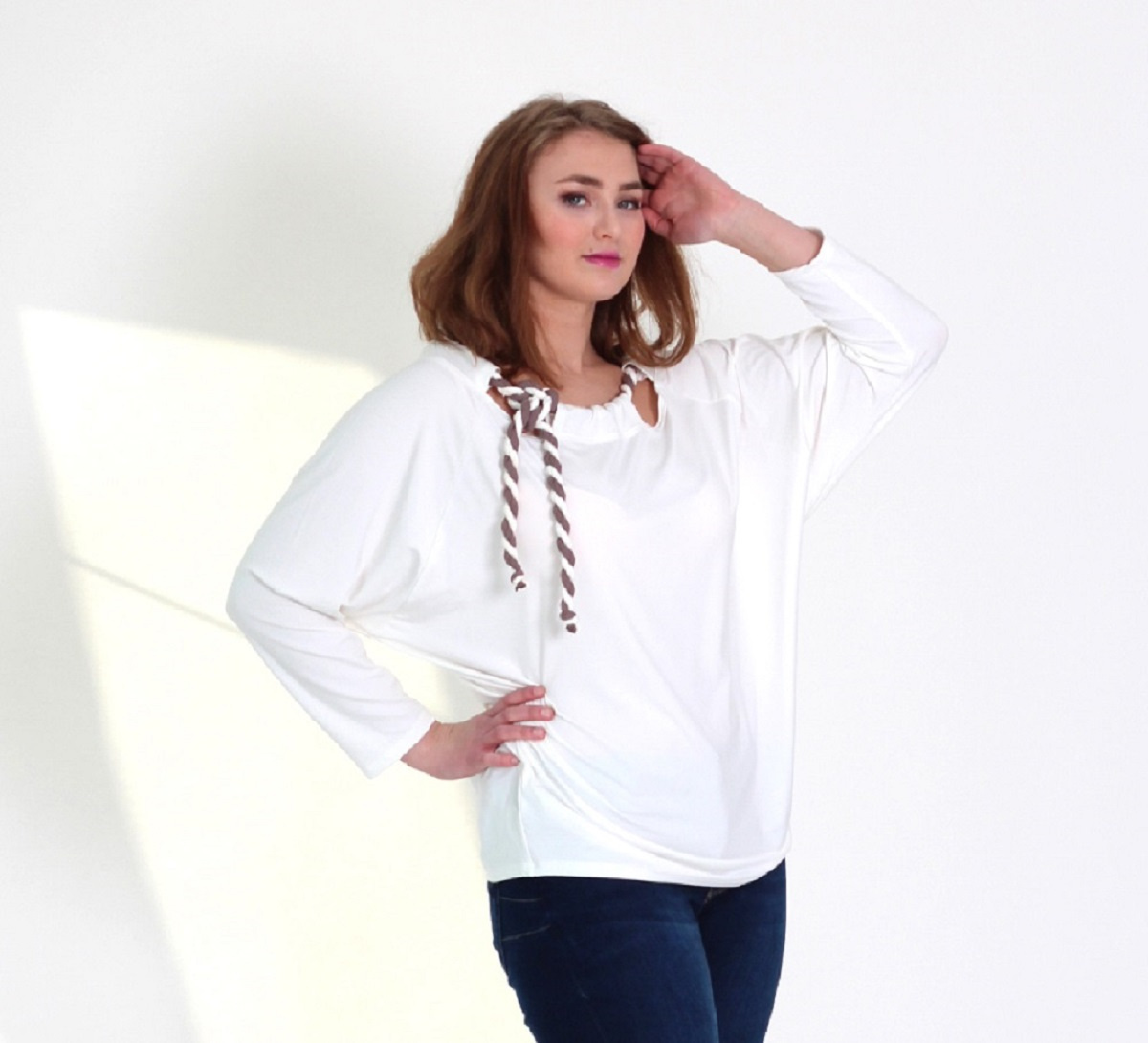 Bílá/smetanová netopýří tunika s vázáním