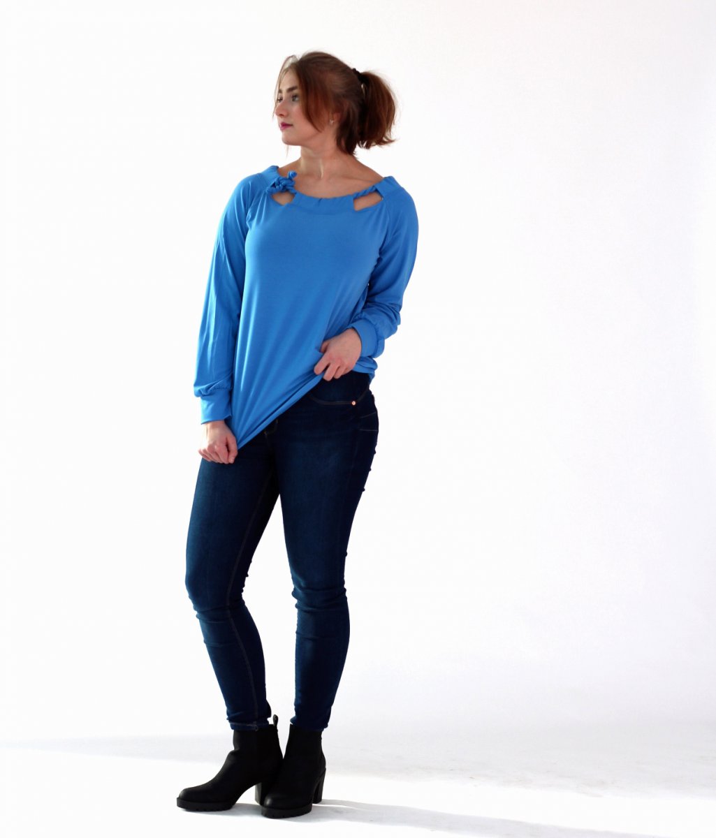 Blankytně modrá raglánová halenka s vázáním