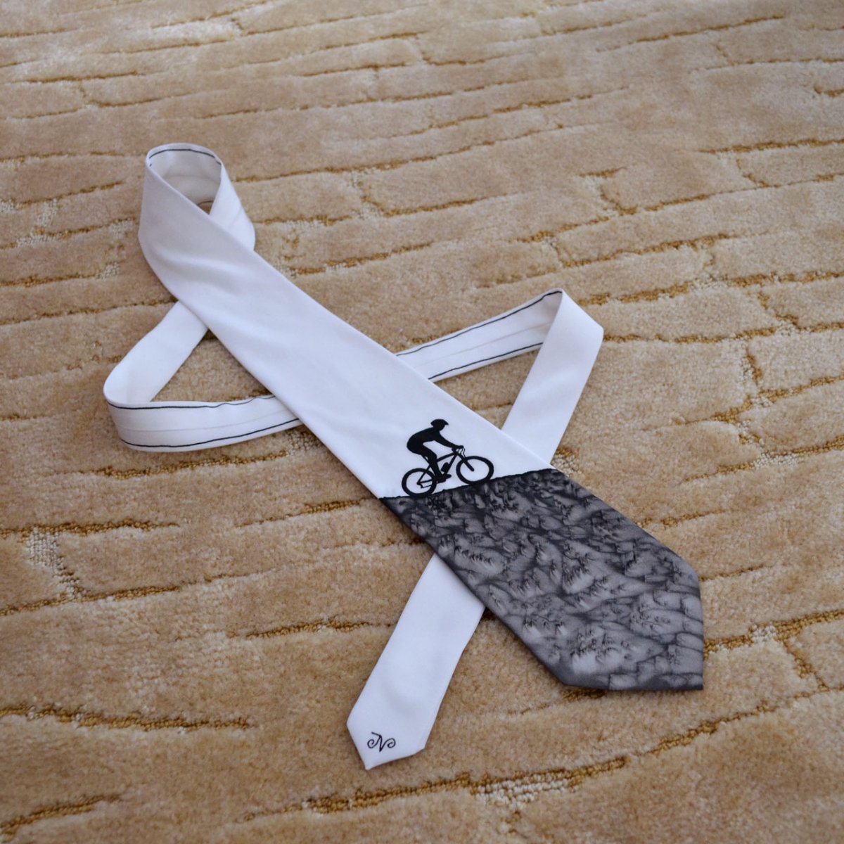 Hedvábná kravata s cyklistou z kopce - černo-bílá 4606832