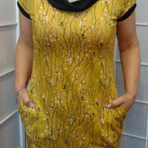 Šaty s kapsami - kvítky na hořčicové s chomoutem (bavlna)