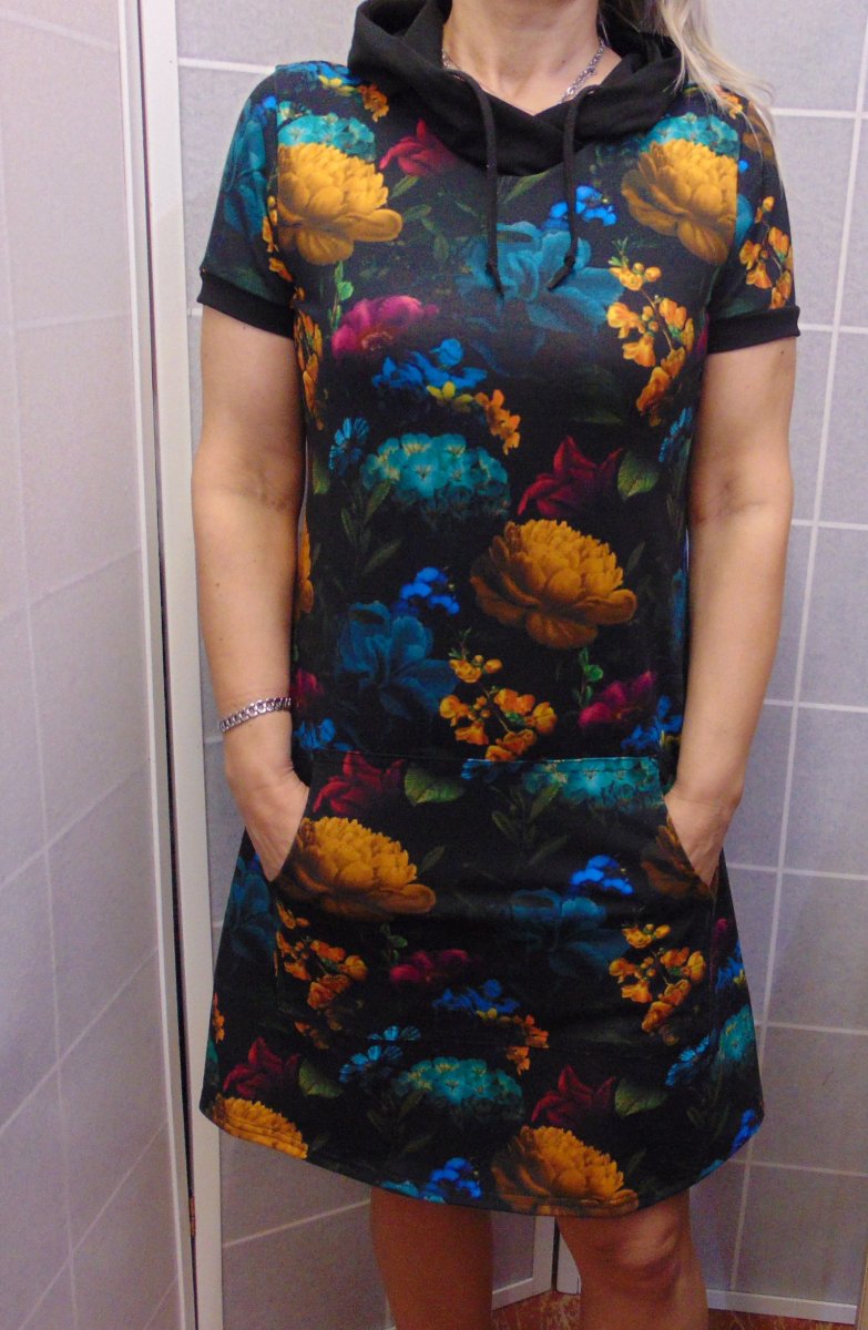 Šaty s kapucí - květy na černé S - XXXL