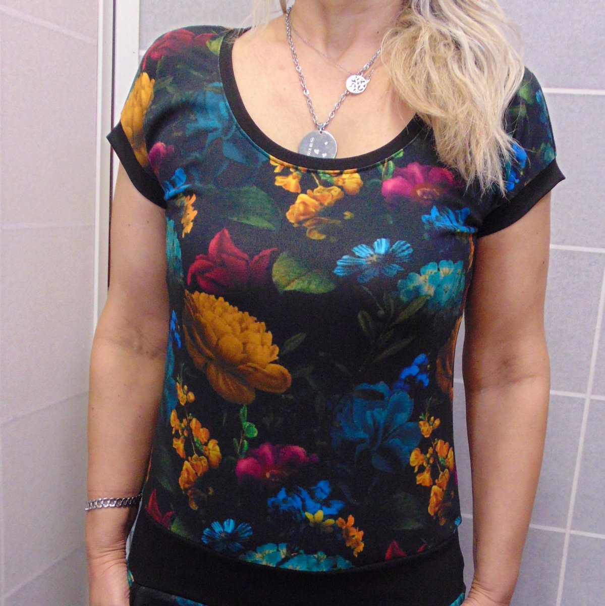 Tričko - květy na černé (bavlna)