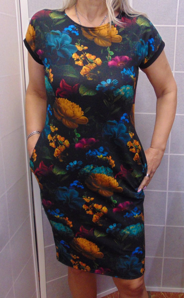 Šaty s kapsami - květy na černé (bavlna)