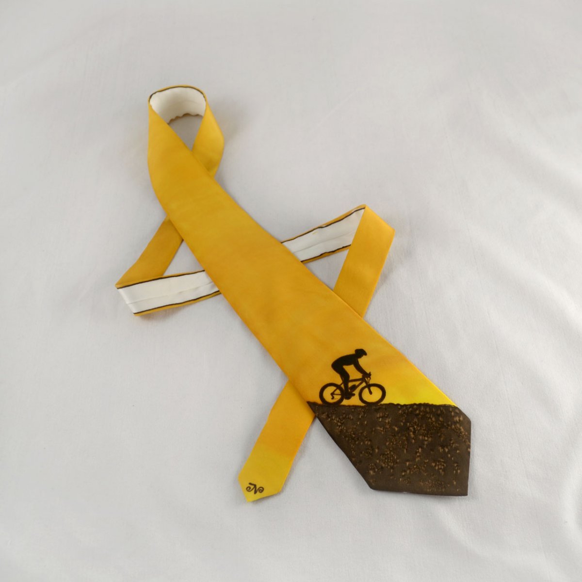 Hedvábná kravata s cyklistou z kopce - hnědo-okrová 2003488