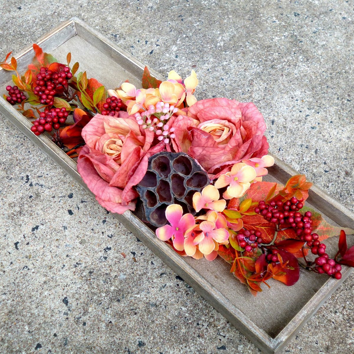 Korálově růžové růže na dřevěném tácu