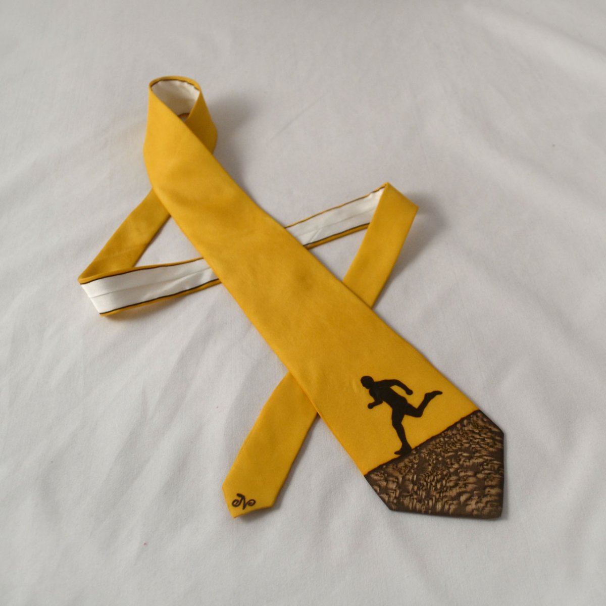 Hedvábná kravata s běžcem - hnědo-okrová 2073436