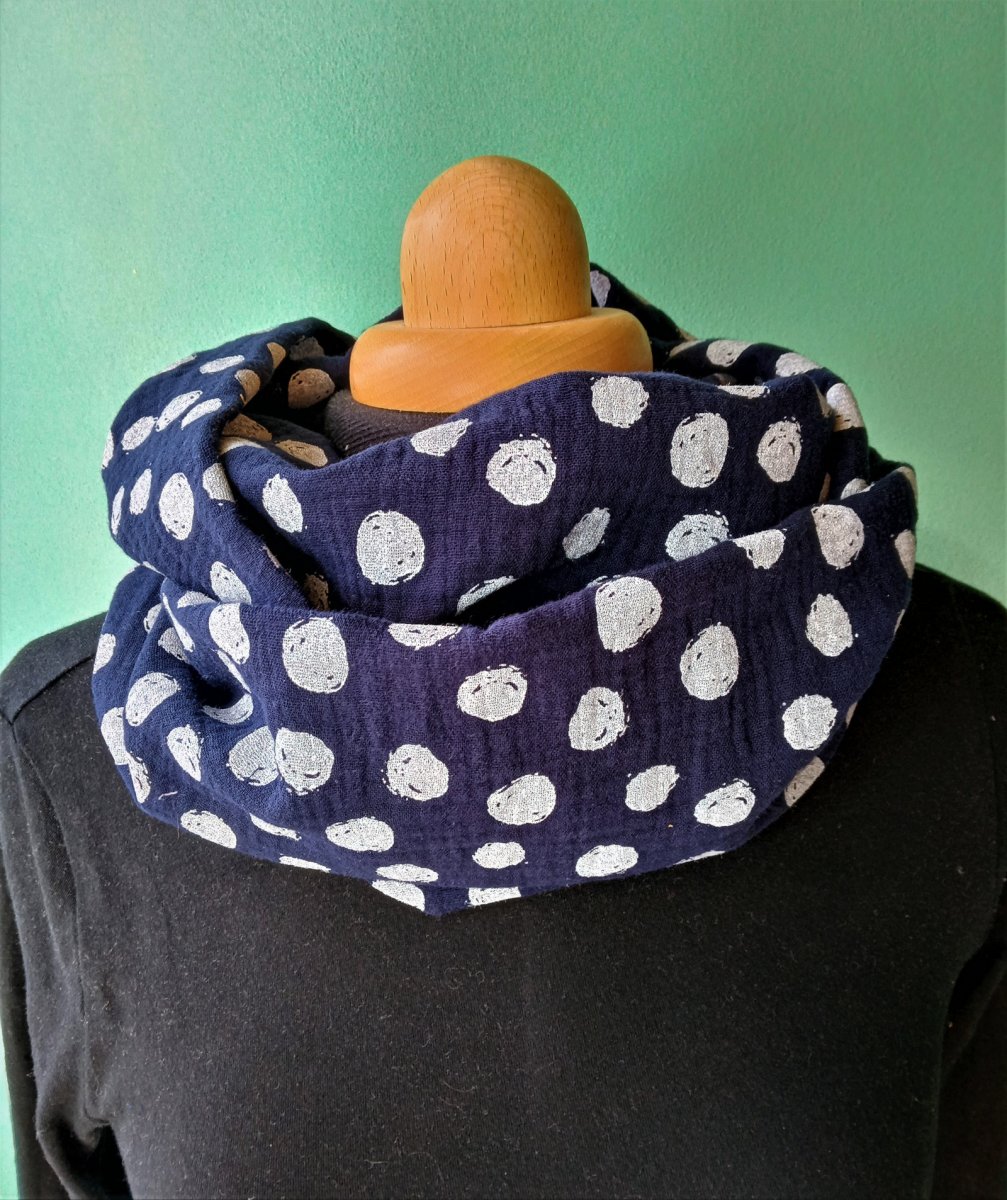 Nákrčník z mušelínu puntík na modré