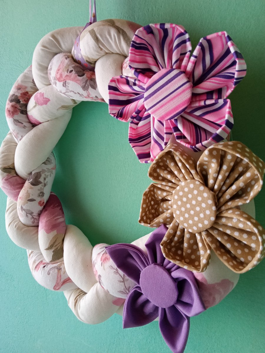 Látkový věnec květovaný