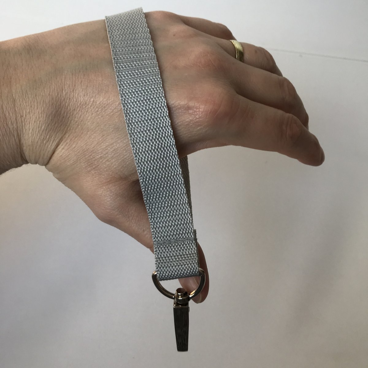 popruh na zápěstí světle šedý k plenkovíku