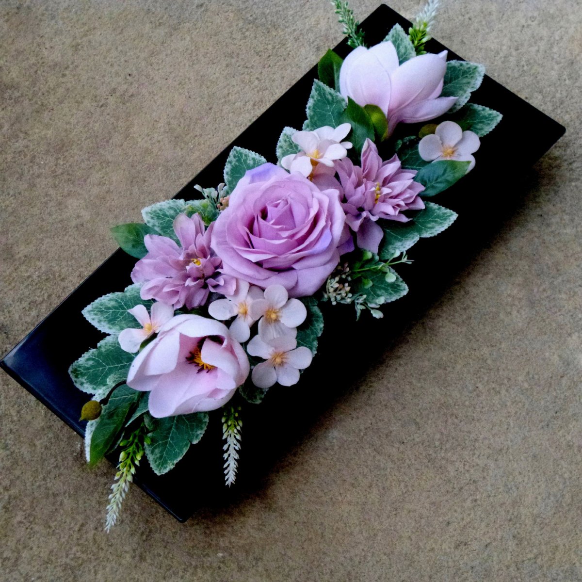 Dekorace na stůl_ růžové magnolie, dahlie a růže na černé misce 