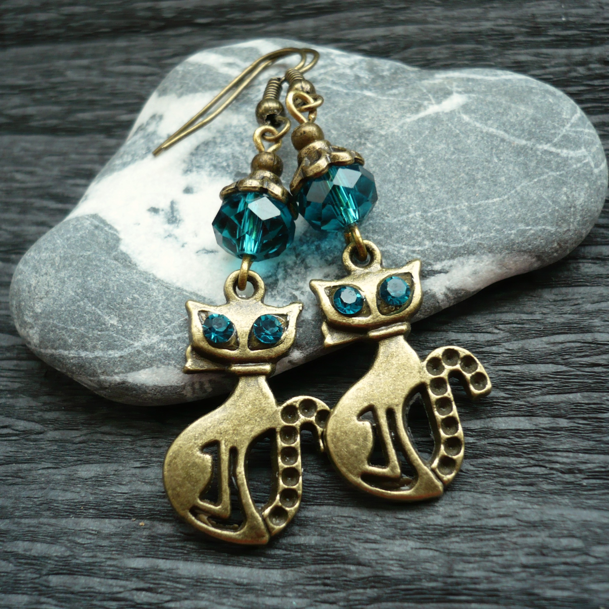 Tyrkysooká kočka sedící