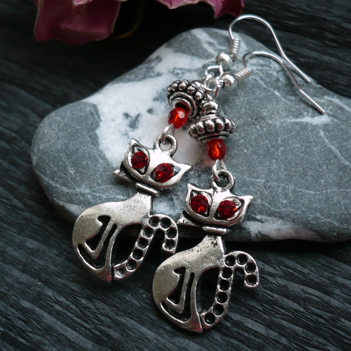 Červenooká kočka sedící