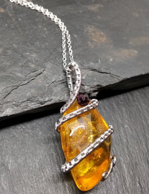 Jantar baltský, granátek