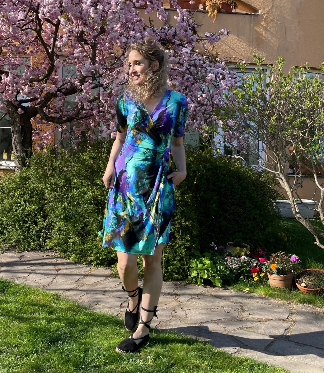 Zvonové zavinovací šaty barevné