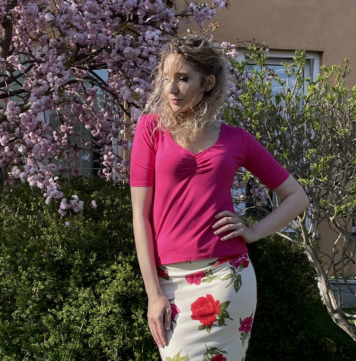 Cyklámenové tričko s řasením