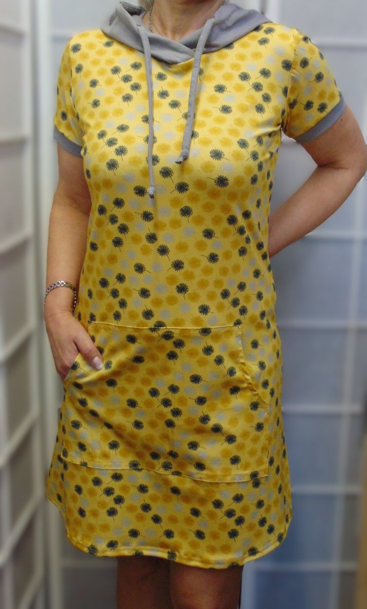 Šaty s kapucí - pampelišky na žluté (bavlna)
