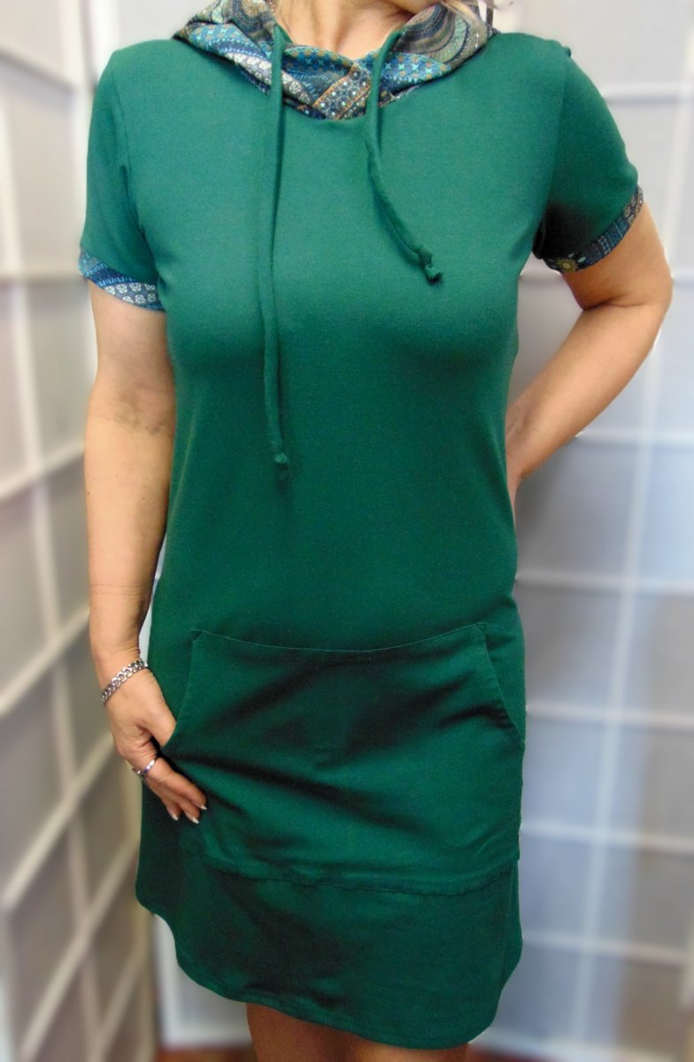 Šaty s kapucí - barva tmavě zelená s barevnou kapucí (bavlna)