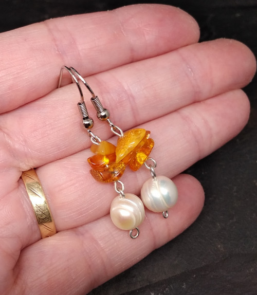 Jantarové náušničky s perlami