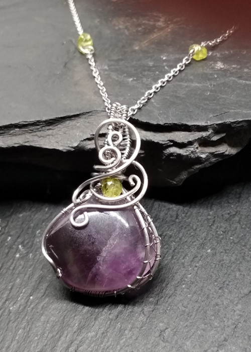 Fluorit, menší přívěsek s olivínky