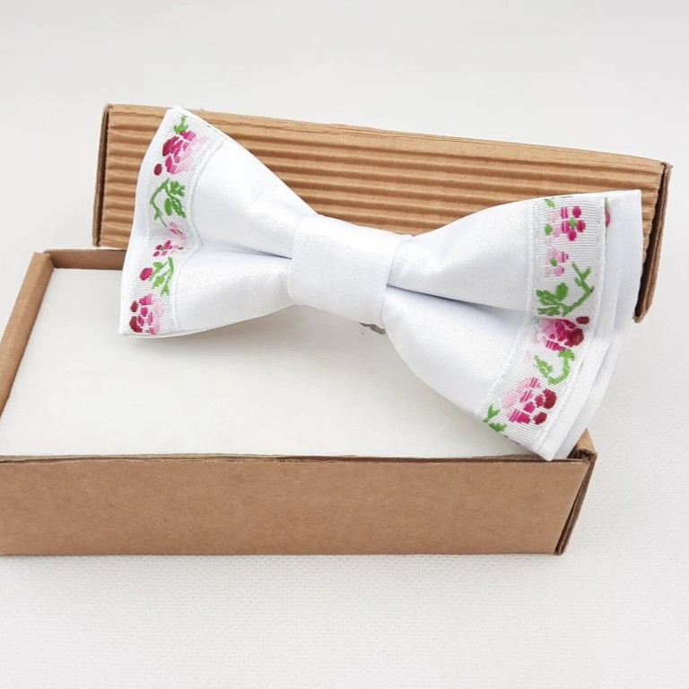 Folklórny motýlik saténový biely