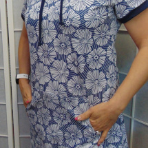 Šaty s kapucí - bílé květy na modré (bavlna)